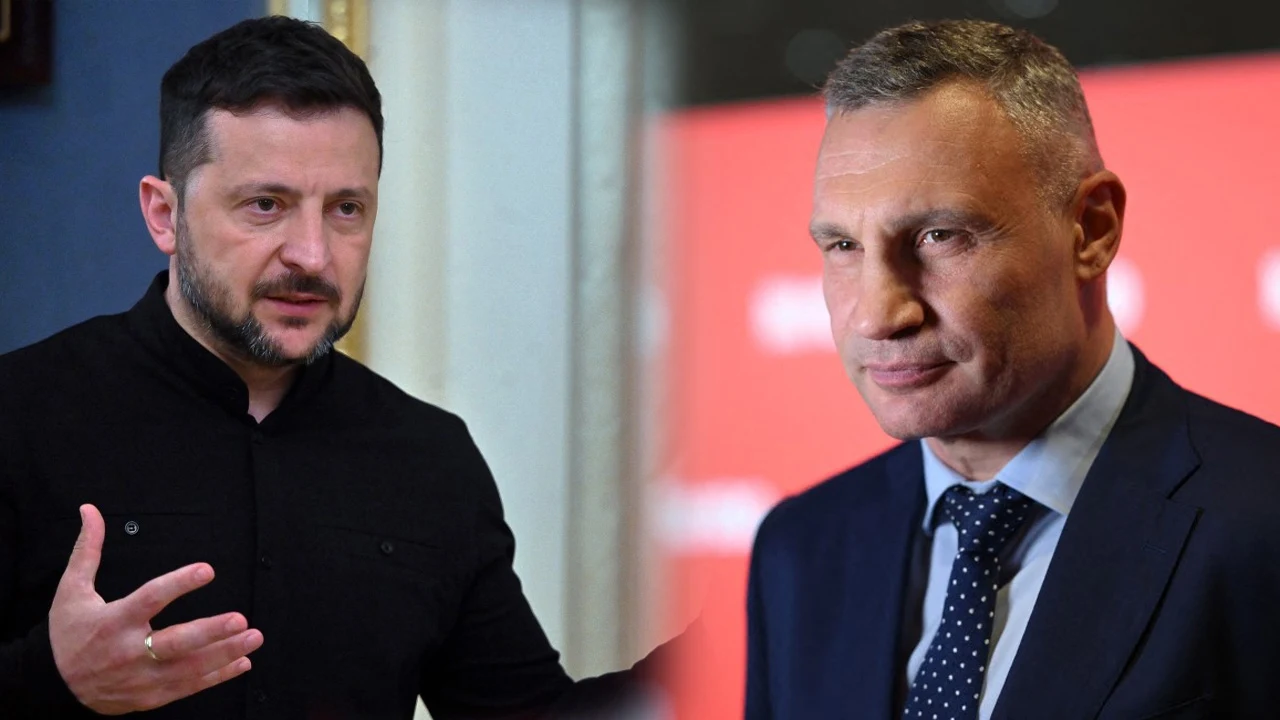 Dwóch mężczyzn w średnim wieku, jeden w czarnej koszuli gestykuluje podczas rozmowy, drugi w garniturze z krawatem patrzy spokojnie w stronę obiektywu, tło jest rozmyte, sugerując dwa różne miejsca.