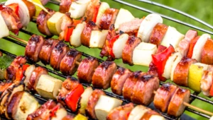 Lekki grill w domowym stylu, czyli kiełbasiano-warzywne szaszłyki według Ewy Olejniczak