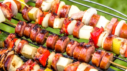 Lekki grill w domowym stylu, czyli kiełbasiano-warzywne szaszłyki według Ewy Olejniczak