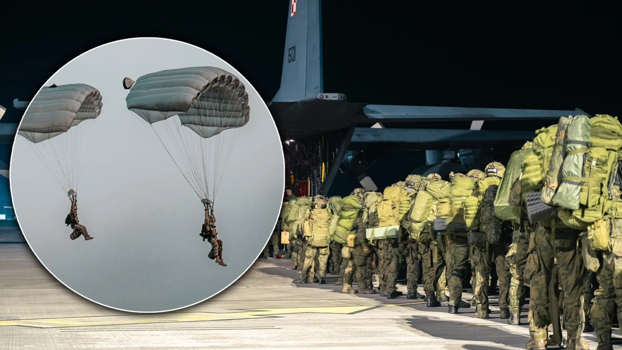 Polscy spadochroniarze na ćwiczeniach NATO w Finlandii Grupa żołnierzy z dużymi plecakami ustawia się w kolejce do wejścia na pokład dużego samolotu transportowego nocą, na pierwszym planie w okręgu widoczni dwaj spadochroniarze podczas skoku.