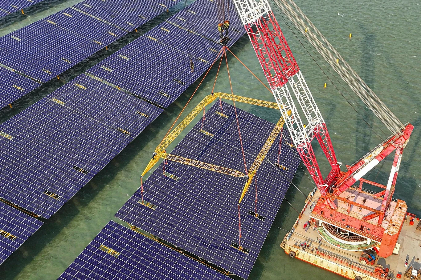 Chiny nie tylko przeobrażają własny system energetyczny, ale też stają się globalnym liderem eksportu technologii OZE