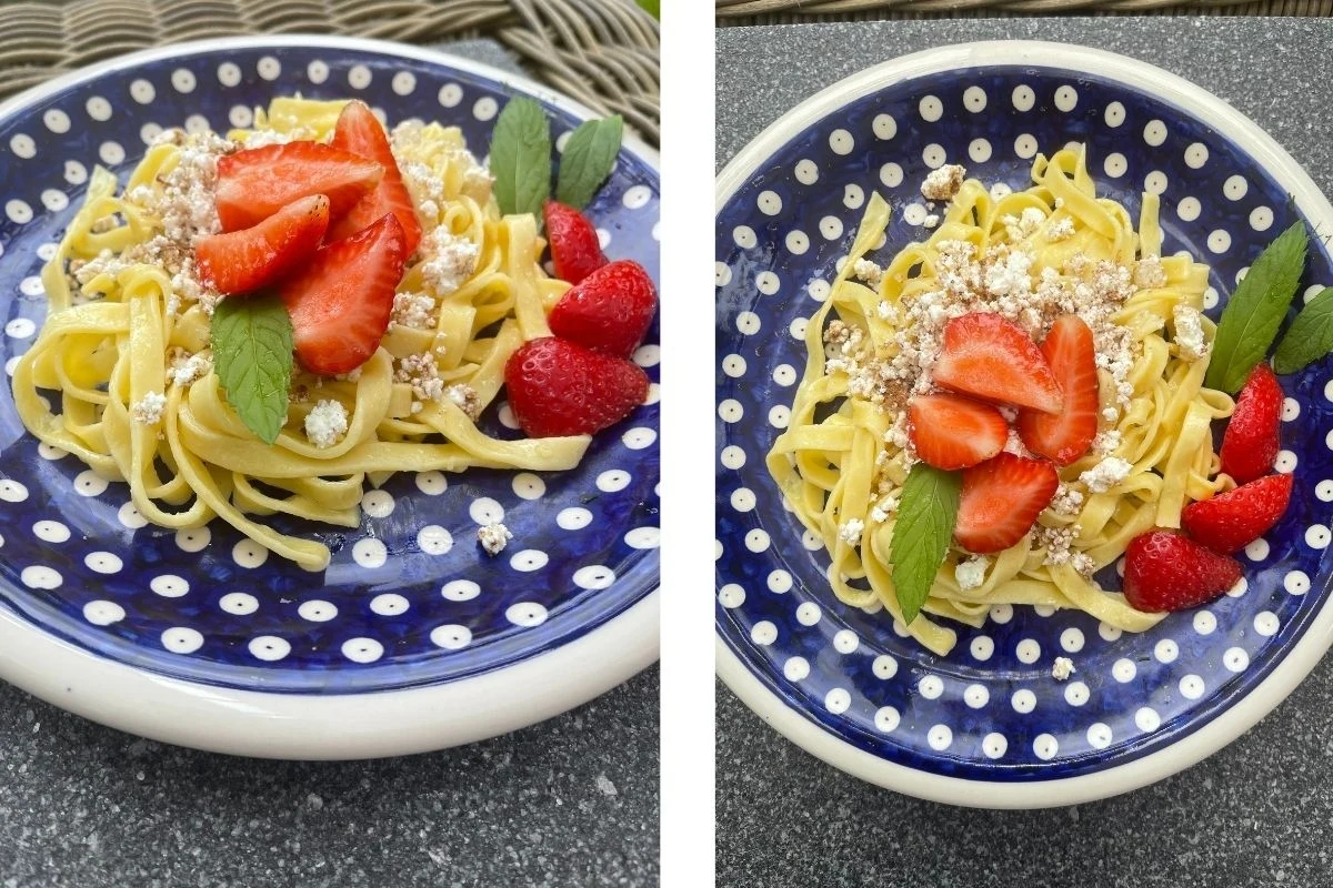 Makaron z serem i truskawkami to pyszny sezonowy obiad Porcja makaronu z twarogiem, truskawkami i listkami mięty, podana na niebieskim talerzu w białe kropki.