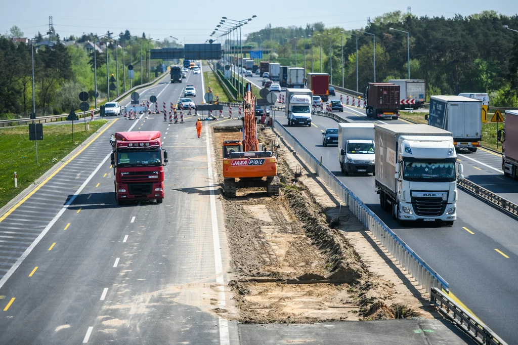W związku z rozbudową autostrady A2 o trzeci pas między węzłem Poznań Krzesiny a MOP Krzyżowniki/Tulce, wprowadzono zmienioną organizację ruchu (fot. ilustracyjne) W związku z rozbudową autostrady A2 o trzeci pas między węzłem Poznań Krzesiny a MOP Krzyżowniki/Tulce, wprowadzono zmienioną organizację ruchu (fot. ilustracyjne)