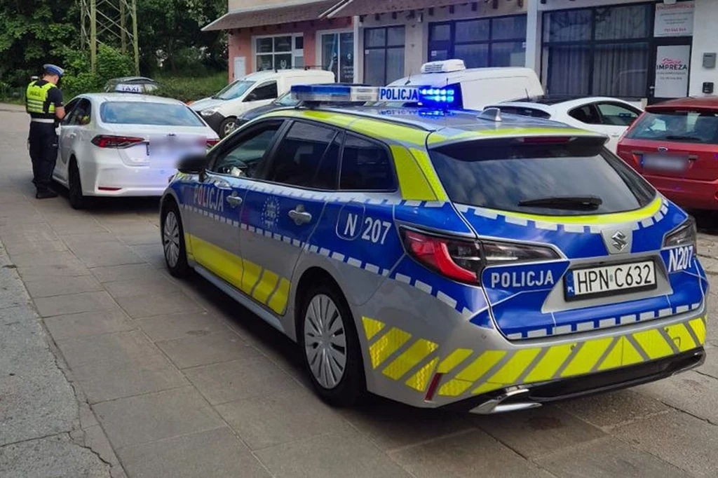 Policjanci przeprowadzili masowe kontrole kierowców wykonujących płatne przewozy "na aplikację" w Trójmieście Policjanci przeprowadzili masowe kontrole kierowców wykonujących płatne przewozy "na aplikację" w Trójmieście
