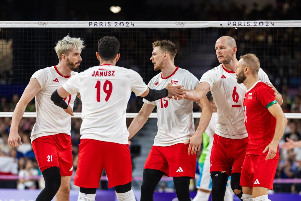 Siatkarze reprezentacji Polski, w tym Tomasz Fornal (pierwszy z lewej) i Jakub Kochanowski (w środku) Siatkarze reprezentacji Polski, w tym Tomasz Fornal (pierwszy z lewej) i Jakub Kochanowski (w środku)