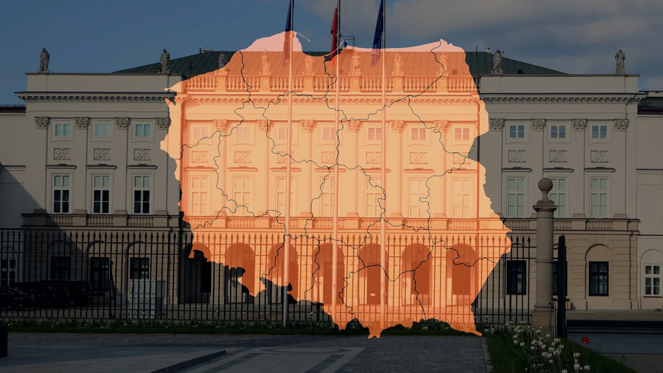 Wyniki wyborów prezydenckich. Dane exit poll ze wszystkich województw (grafika: Aleksandra Włodarczyk) Na tle reprezentacyjnego budynku znajduje się pomarańczowa mapa Polski z zaznaczonym podziałem administracyjnym, umieszczona centralnie, częściowo przezroczysta, przez którą widać fragmenty architektury.