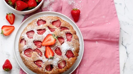 Omlet z truskawkami z airfryera idealny na słodkie śniadanie.