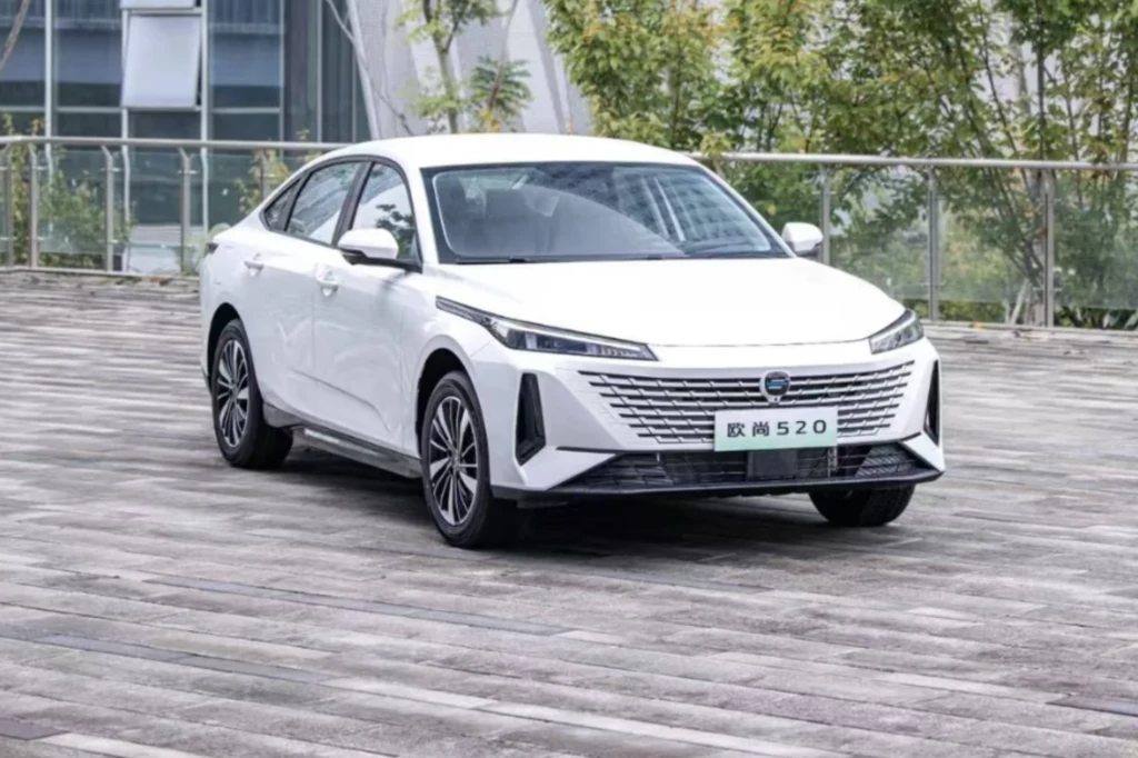 Kosztuje 86 tys. zł, oferuje zasięg 515 km na jednym ładowaniu, a wymiana baterii zajmuje 100 sekund. Czy tak wygląda idealny samochód elektryczny?