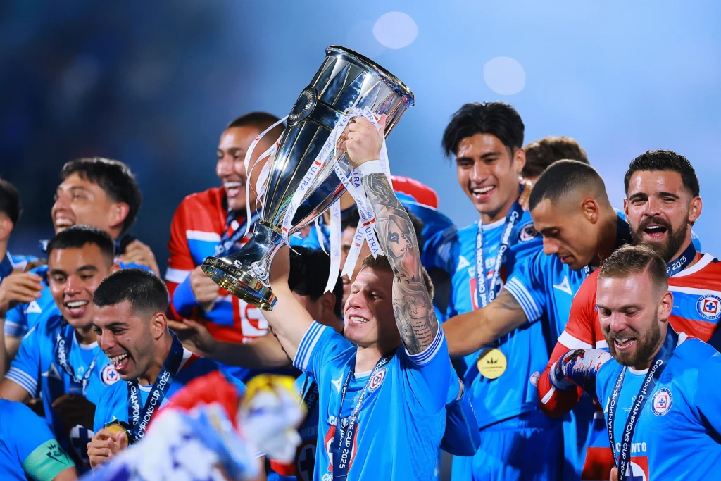 Mateusz Bogusz trzymający puchar Ligi Mistrzów CONCACAF Mateusz Bogusz trzymający puchar Ligi Mistrzów CONCACAF