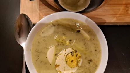 Niepozorna, a cała rodzina prosi o dokładkę. Tak zrobisz najlepszą zupę szczawiową