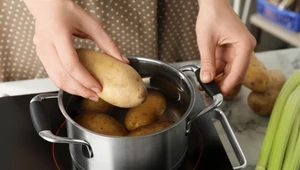 Ziemniaki ugotują się szybciej. Sekretem jeden składnik