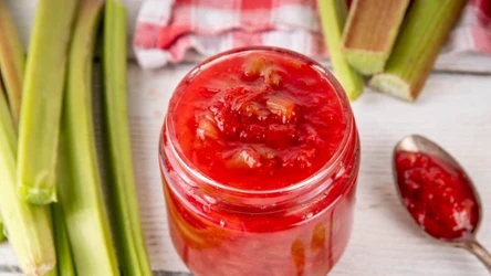 Dżem rabarbarowy idealnie dopełnia mięsa z grilla i burgery. 