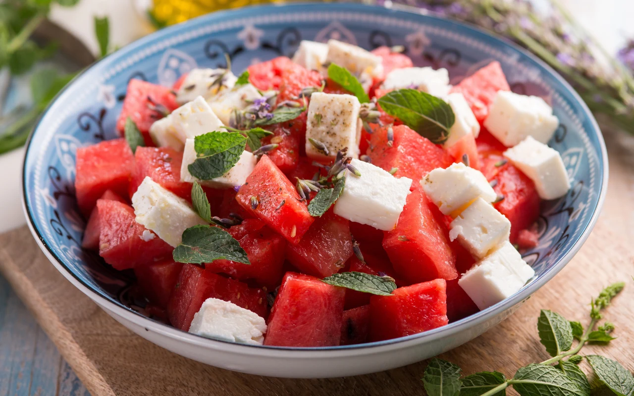 Sałatka z arbuzem, serem feta i ziołami