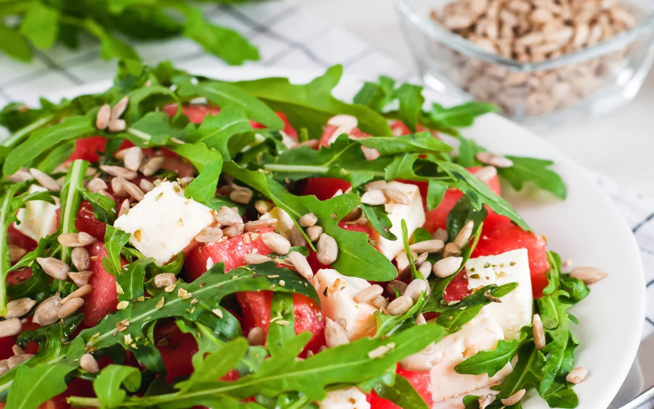 Sałatka z arbuzem, rukolą i mozzarellą