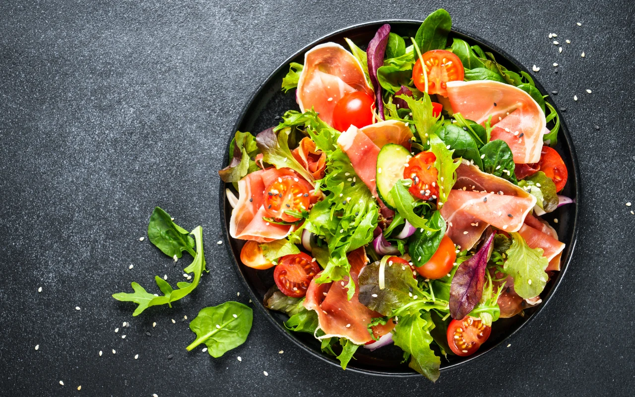 Sałatka z arbuzem i szynką dojrzewającą