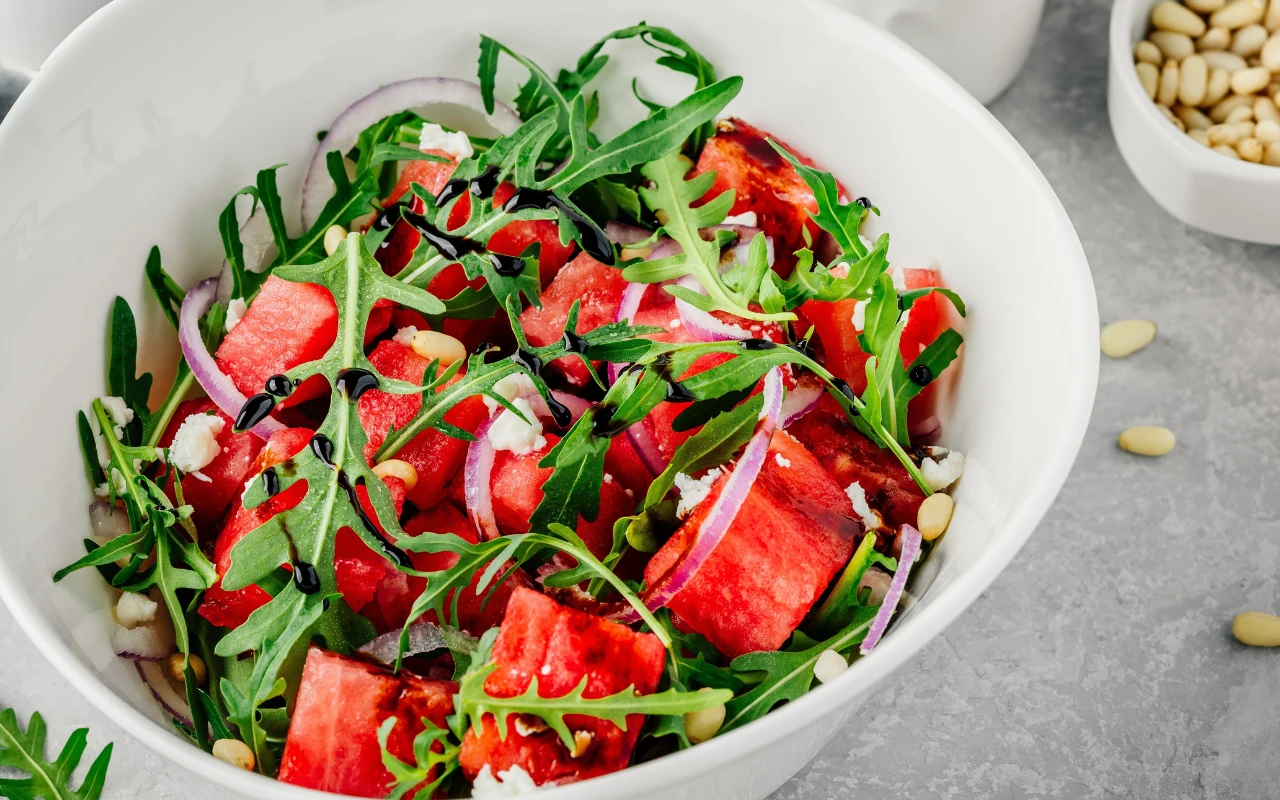 Przepisy na szybkie sałatki z arbuza