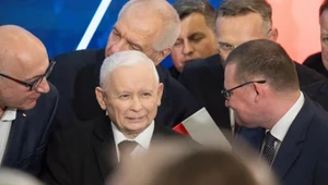 Tercet w bunkrze i wiadro whisky z lodem. Długa noc w sztabie Nawrockiego