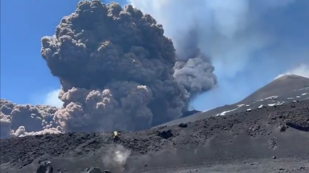 Etna znów wybucha. Kłęby dymu i popiołów zostały wyrzucone do atmosfery Etna znów wybucha. Kłęby dymu i popiołów zostały wyrzucone do atmosfery