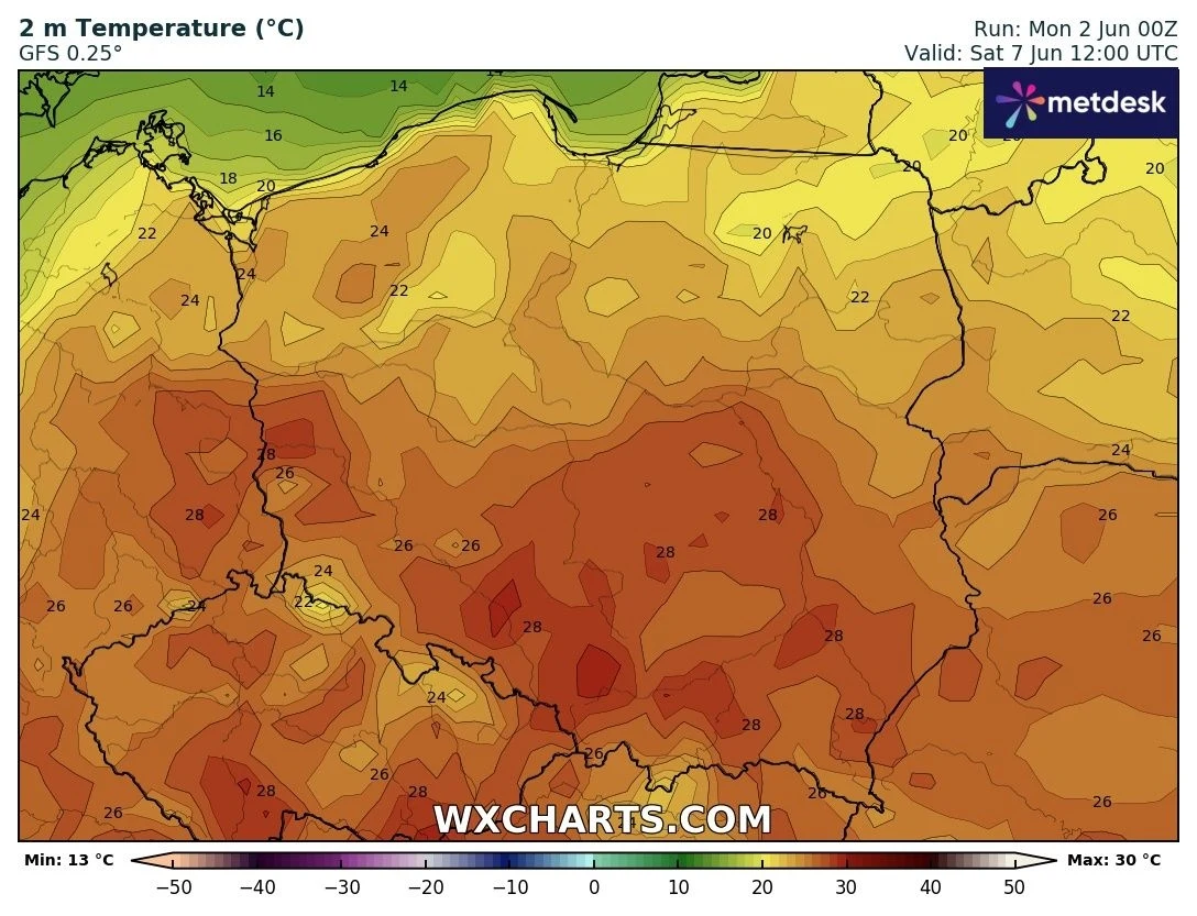 Kolorowa mapa Polski z naniesionymi prognozowanymi temperaturami powietrza na poziomie 2 metrów, gdzie wartości sięgają od 13°C do 30°C, najwyższe temperatury występują w centralnej i południowej części kraju.