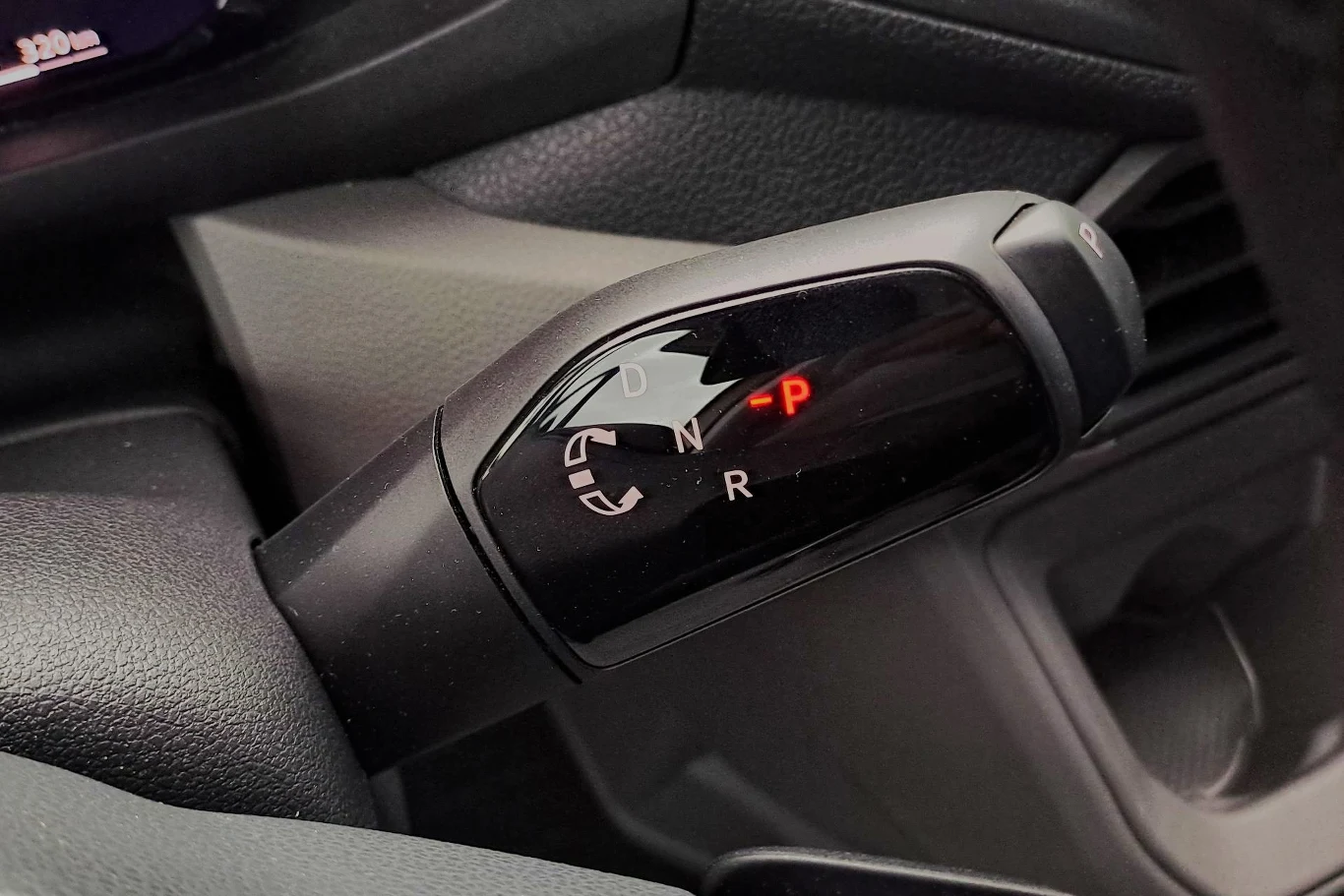 Za obsługę przełożeń odpowiada ośmiobiegowy automat. Dźwignia znajduje się na kolumnie kierownicy. Jeśli nie jesteśmy zadowoleni z pracy skrzyni, możemy obsługiwać przełożenia za pomocą łopatek za kierownicą. Dźwignia zmiany trybów automatycznej skrzyni biegów z podświetlanymi oznaczeniami trybów P, R, N oraz D, umieszczona w nowoczesnym wnętrzu samochodu.