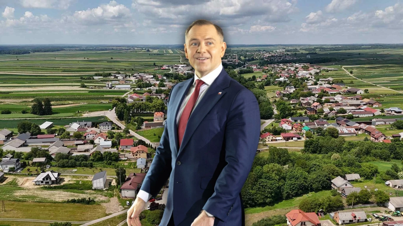 W tej miejscowości Karol Nawrocki zdobył 94 proc. poparcia. Co o wynikach mówią mieszkańcy Godziszowa Mężczyzna w garniturze i czerwonym krawacie stoi na tle rozległej wsi, z licznymi domami, polami uprawnymi i zielenią, rozciągającymi się aż po horyzont przy pogodnym niebie.