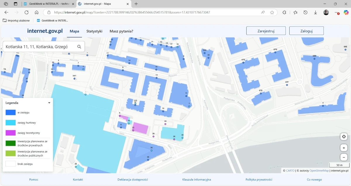 Mapa dostępności światłowodu w Polsce Mapa cyfrowa fragmentu miasta z zaznaczonymi różnymi budynkami na kolorowo, w tym blokami mieszkalnymi, budynkiem użyteczności publicznej oraz parkingiem, interaktywna legenda po lewej stronie ułatwia interpretację typów budynków