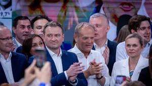 Donald Tusk i politycy KO podczas wieczoru wyborczego Rafała Trzaskowskiego
