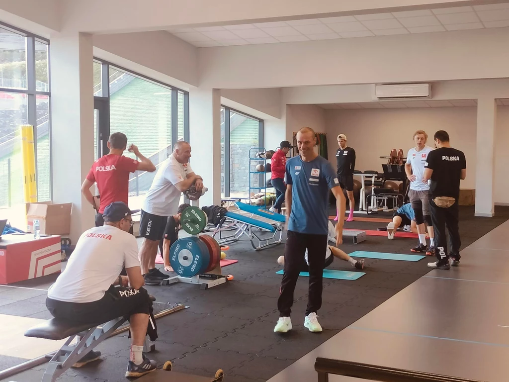 Piotr Żyła, a z boku ćwiczeniom przygląda się Michał Wilk Piotr Żyła
