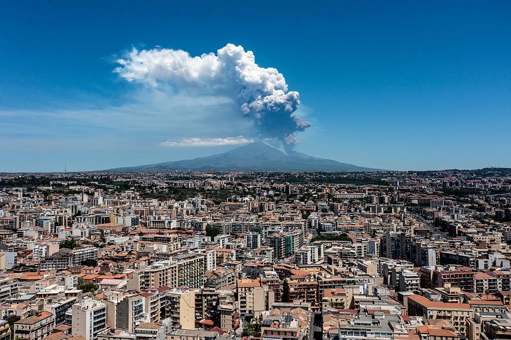 Erupcja wulkanu Etna na Sycylii. Wybuch zaskoczył turystów, którzy znajdowali się na zboczu, ostatecznie jednak w zdarzeniu nikt nie ucierpiał Erupcja wulkanu Etna na Sycylii. Wybuch zaskoczył turystów, którzy znajdowali się na zboczu, ostatecznie jednak w zdarzeniu nikt nie ucierpiał