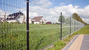 Jeśli zależy Ci na czasie i oszczędnościach finansowych, postaw płot z gotowych paneli ogrodzeniowych