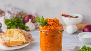 Paprykowa pasta kanapkowa to pomysł na zdrowe śniadanie lub kolację