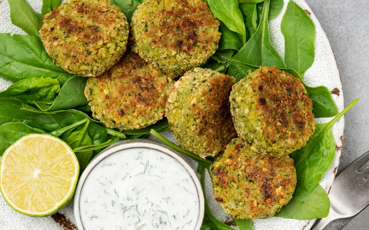 Kotlety z bobu z sosem tzatziki