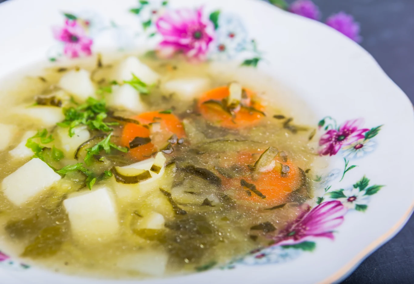 Zupa ogórkowa nie tylko świetnie smakuje, ale i dobrze wpływa na organizm Zupa ogórkowa nie tylko świetnie smakuje, ale i dobrze wpływa na organizm