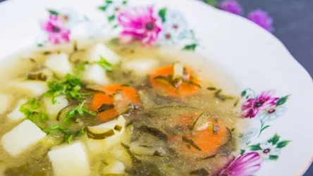 Zupa ogórkowa nie tylko świetnie smakuje, ale i dobrze wpływa na organizm 