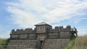 Grodzisko w Tumie, widok na bramę wjazdową / Archiwum MAiE