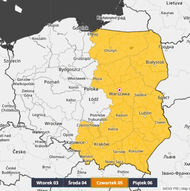 W czwartek na wymagające warunki powinni przygotować się mieszkańcy wschodniej połowy Polski. Tam może być sporo burzowych ostrzeżeń pierwszego stopnia Mapa Polski z zaznaczonymi na żółto województwami objętymi ostrzeżeniami pogodowymi na czwartek, na tle czarno-białej mapy krajów ościennych, z wyraźnym wyróżnieniem granic oraz lokalizacją Warszawy.