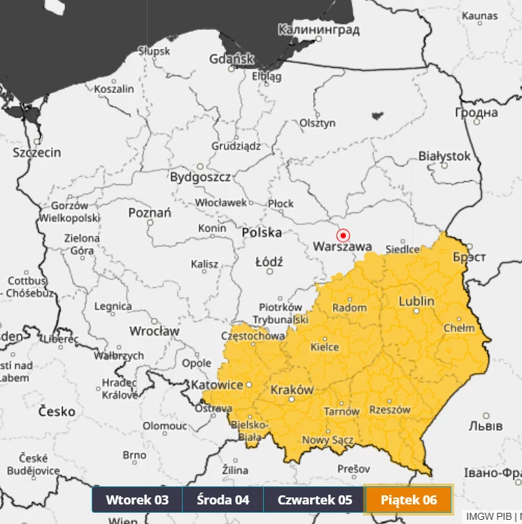 Piątek będzie nieco spokojniejszy niż wcześniejsze dni, jednak burze mogą nawiedzić południowo-wschodnią część kraju Mapa Polski z zaznaczonym na żółto południowo-wschodnim obszarem, obejmującym m.in. województwa małopolskie, podkarpackie, świętokrzyskie, lubelskie i częściowo mazowieckie, z datami dni tygodnia w dolnej części.