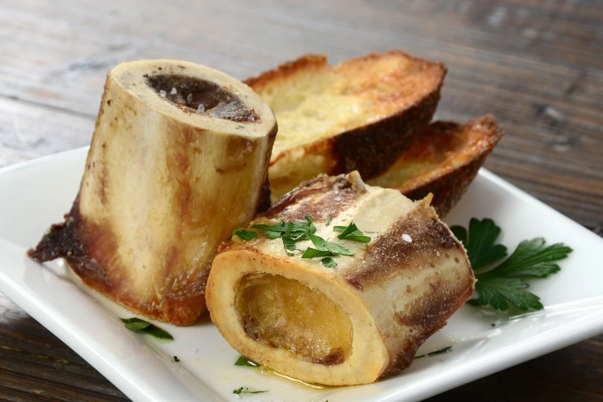 Kości wołowe szpikowe można upiec. Szpik wybiera się łyżeczką i smaruje na pieczywie lub po prostu zajada