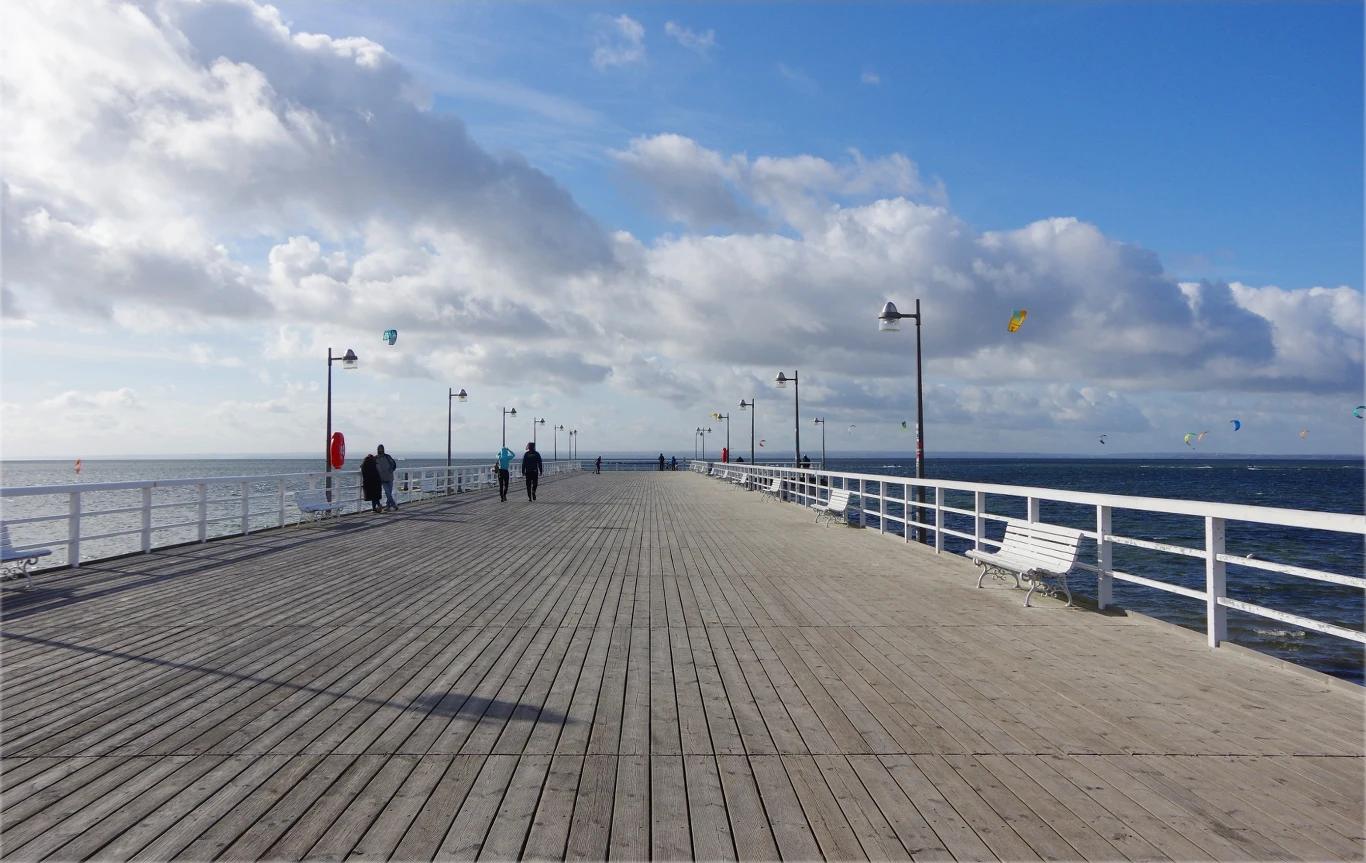 Jak przystało na nadmorski kurort, Jastarnia oferuje między innymi spacer po molo.