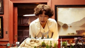 Tilda Swinton w scenie z filmu "Koniec"