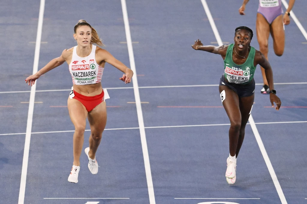 Finiszowy metr w finale mistrzostw Europy. Natalia Bukowiecka, wtedy Kaczmarek, o 0.09 s lepsza od Rhasidat Adeleke Dwie zawodniczki podczas biegu na bieżni tuż przed metą, skoncentrowane na wysiłku i rywalizacji, w tle fragmenty toru i innych biegaczek.