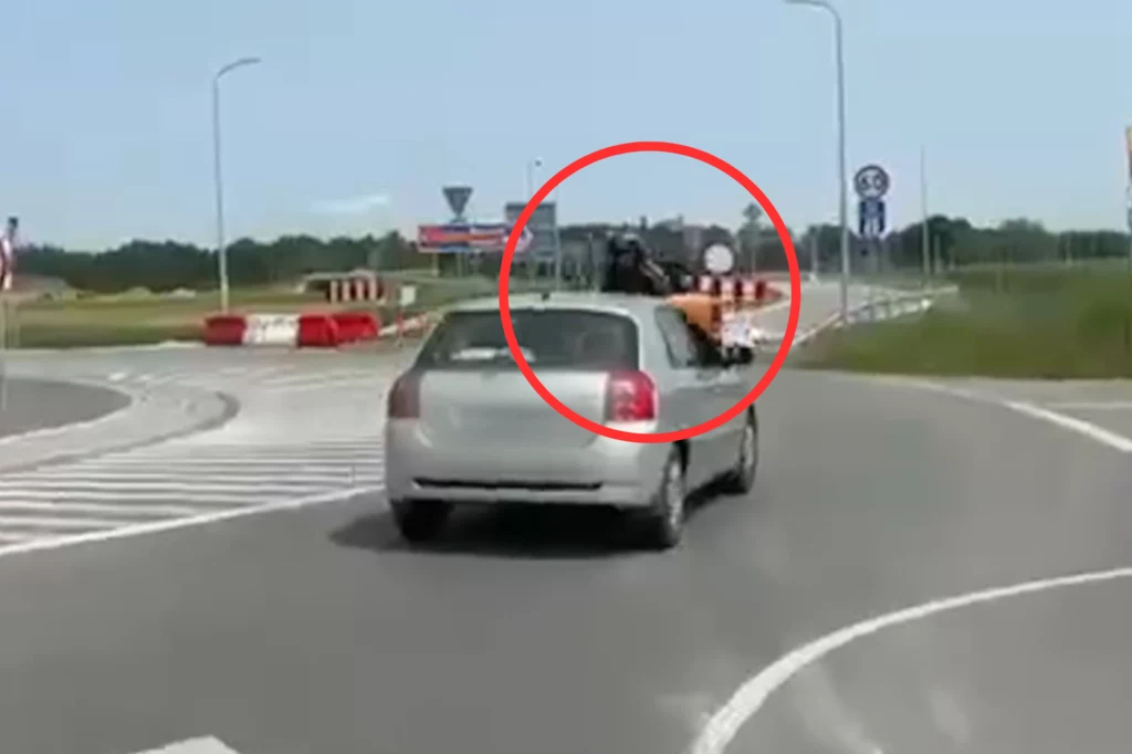 Motocyklista chciał zatrzymać pijanego kierowcę. Zablokował mu drogę i wtedy doszło do potrącenia. Motocyklista chciał zatrzymać pijanego kierowcę. Zablokował mu drogę i wtedy doszło do potrącenia.