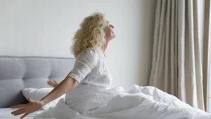 Rozwiązuje problem z chrapaniem. Najlepsze pozycje do snu dla osób po 50. roku życia