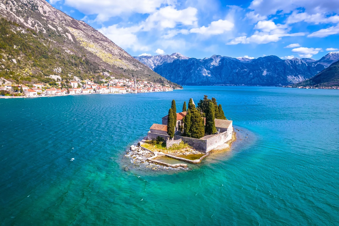 Atrakcyjne kierunki na wakacyjny wyjazd w 2025 roku