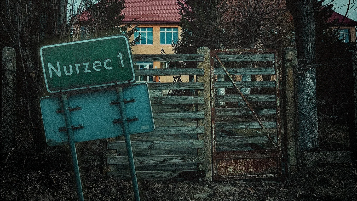 Dom opieki Jesień Podlasia w Nurcu (kolaż: Aleksandra Włodarczyk) Zniszczona drewniana brama i pochylony znak drogowy z napisem 'Nurzec 1' na tle starego budynku z czerwonym dachem, otoczonego przez drzewa oraz metalowe ogrodzenie.