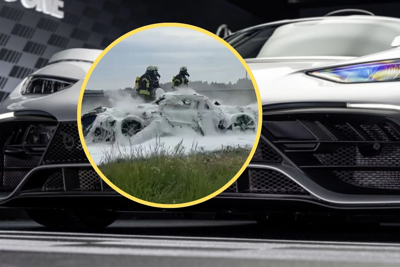 Samochód wart 10 mln zł doszczętnie spłonął. Dwa luksusowe samochody sportowe, z czego jeden z nich został objęty akcją gaśniczą przez strażaków i jest pokryty pianą gaśniczą, z przodu widoczne detale reflektorów i maski pojazdów.