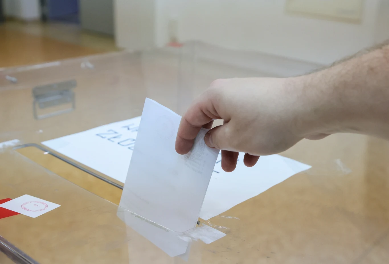 Głosowanie na polityków jest czymś bardzo męczącym. Głosowanie na polityków jest czymś bardzo męczącym.