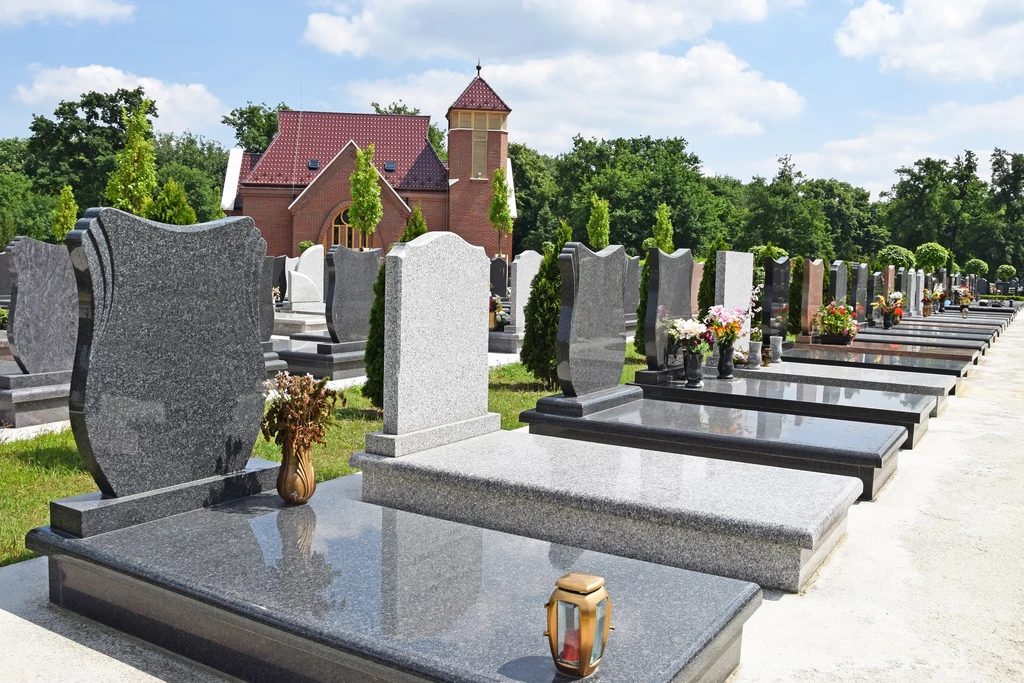 Średni koszt nagrobka granitowego zależy od wielkości pomnika oraz rodzaju i koloru kamienia.