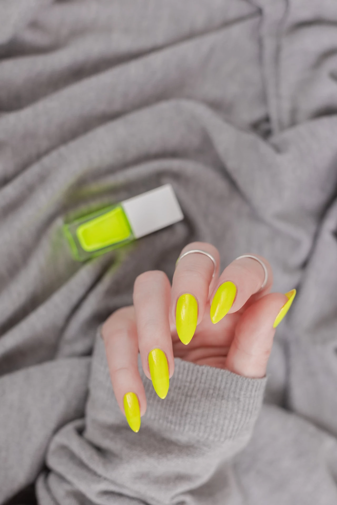 Neonowy manicure to hit lata