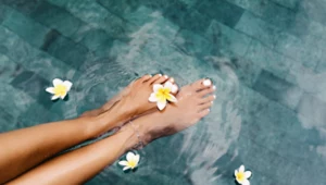 Najmodniejszy manicure i pedicure na urlop. Paznokcie w stylu, które pokochały gwiazdy 